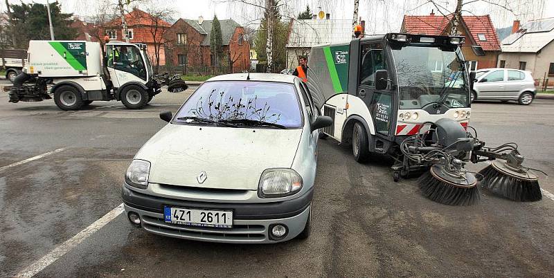 Zlínské technické služby blokově čistily ve středu 6. dubna Kvítkovou ulici. Navzdory varování a hrozící pokutě si tady asi desítka řidičů nechala svá auta.