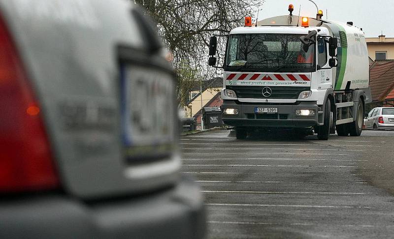 Zlínské technické služby blokově čistily ve středu 6. dubna Kvítkovou ulici. Navzdory varování a hrozící pokutě si tady asi desítka řidičů nechala svá auta.