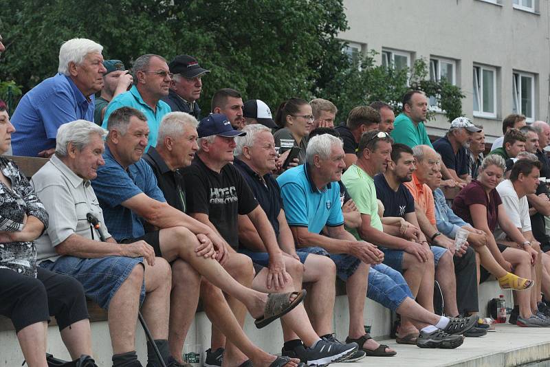 Fotbalisté Nivnice (žluté dresy) vstoupili do nové sezony domácím třaskavým derby se sousedním Dolním Němčí.