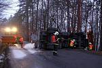 Do svízelné situace se v úterý 18. ledna ráno ocitl sypací vůz. Mezi Hvozdnou a Ostratou na Zlínsku dostal smyk a převrátil se do příkopu. Řidiči se naštěstí nic nestalo. 