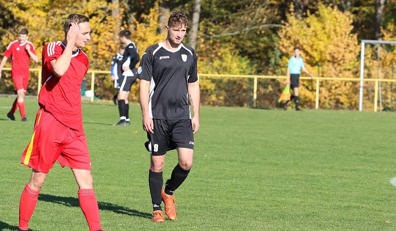 Fotbalisté Mladcové (červené dresy) v šlágru víkendu I.B. třídy skupiny B porazili Lužkovice 4:0.