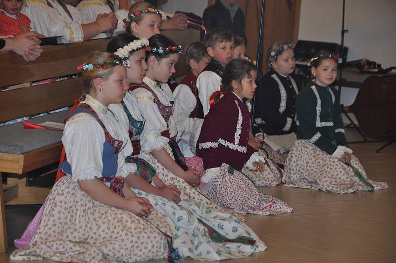 Slavnostní mše svatá. Po ní následovalo svěcení pramenů luhačovickým farářem Hubertem Wojcikem.  foto: Renáta Večerková