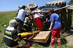 Na louce mezi obcí Všemina a Jasenná došlo k velmi vážné havárii traktoru.