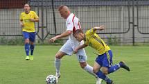 Fotbalisté Luhačovic (ve žlutých dresech) zvítězili na hřišti Sokola Veselá 4:3.