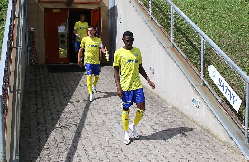 Fotbalisté Zlína (žluté dresy) se na hřišti v Luhačovicích utkali s druholigovým Prostějovem. Foto: Jan Zahnaš