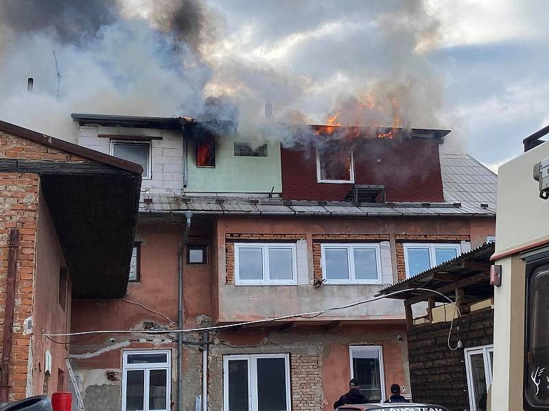 Požár zničil podkrovní byt v Malenovicích