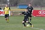 Fotbalisté Tečovic (ve žlutých dresech) v 15. kole krajské I. B třídy skupiny B zdolali béčko Holešova 2:0.