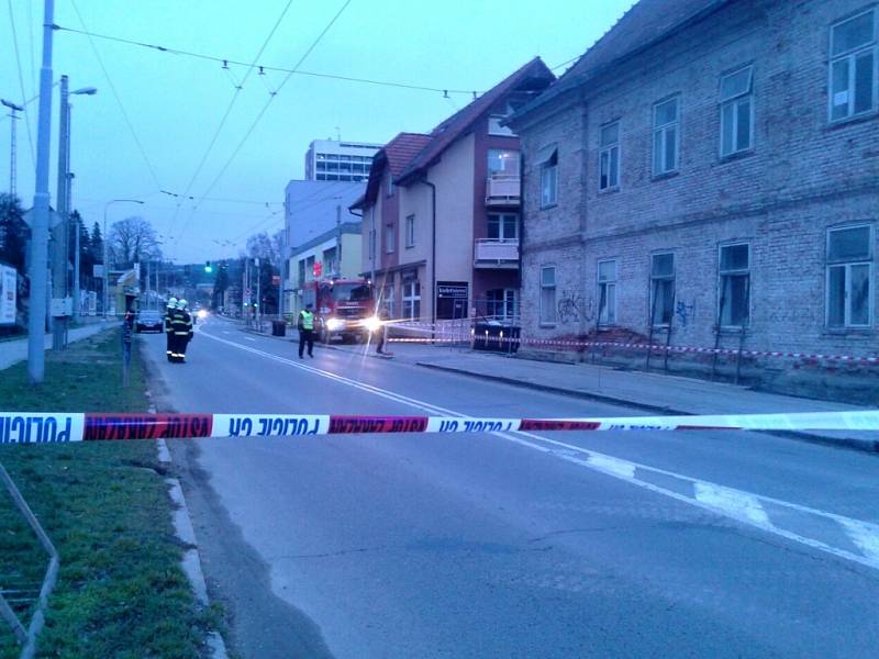 Ve Zlíně se zřítila část neobydleného domu. Ulice Sokolská je dočasně uzavřena 