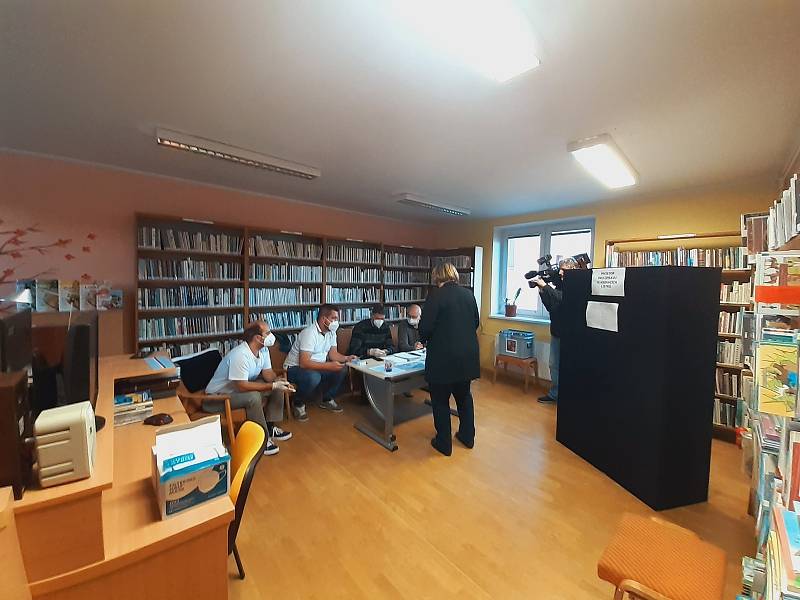 V referendu k plánované výstavbě obchvatu Drnovic měli místní občané možnost se vyjádřit v knihovně obecního úřadu. O patro výš pak hlasovali ve volbách do Parlamentu ČR.