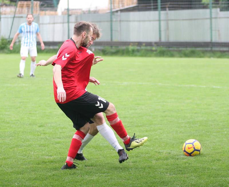 Fotbalisté Příluk (v červeném) v rámci I. B třídy skupiny A pokračují v jarní spanilé jízdě, v nedělním duelu 21. kola doma porazili 2:0 Poličnou.