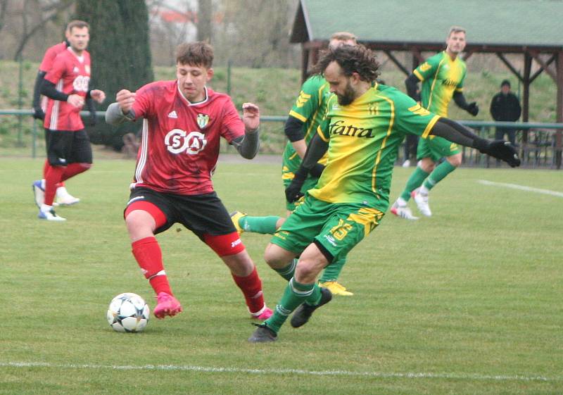 Fotbalisté Napajedel (v zeleném) doma o víkendu doma podlehli Kvasicím 1:4.