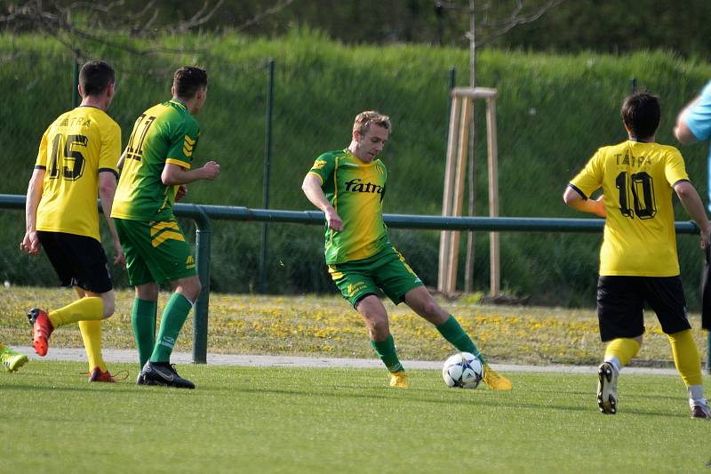 Fotbalisté Napajedel (v zeleném) v sobotu v rámci 20. kola krajského přeboru doma remizovali s Velkými Karlovicemi 1:1.