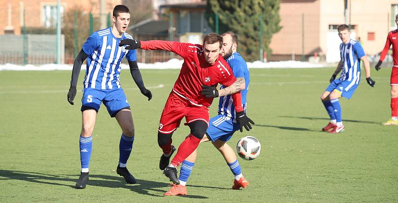 Fotbalisté Kvítkovic (modrobílé dresy) v přípravném utkání nestačili na Púchov.