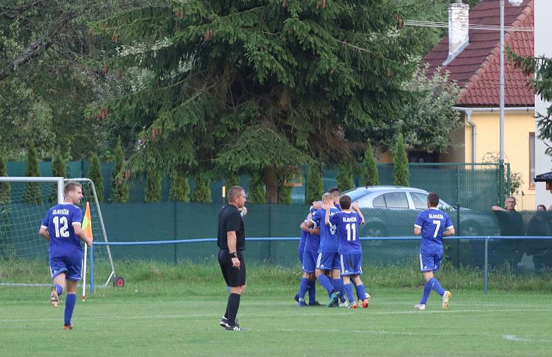 Dvizní fotbalisté Slavičína (v modrém) v rámci středečního 1. kola MOL Cupu doma vyřadili třetiligový Frýdek-Místek v prodloužení 3:2. 