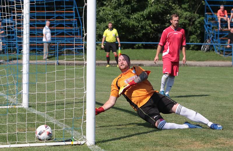 Fotbalisté Slavičína B ( modré dresy) vstoupili do nové sezony domácí výhrou nad Bylnicí v poměru 4:3. Foto: pro Deník/Jan Zahnaš