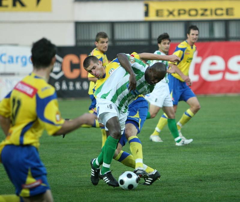 Zlín (žlutí) – Bohemians (pruhovaní). Domácí Zbožínek v klinči s hostujícím s Ibe.