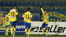 Druholigoví fotbalisté Zlína (ve žlutém) doma bez větších problémů porazili rivala HFK Olomouc 3:0.