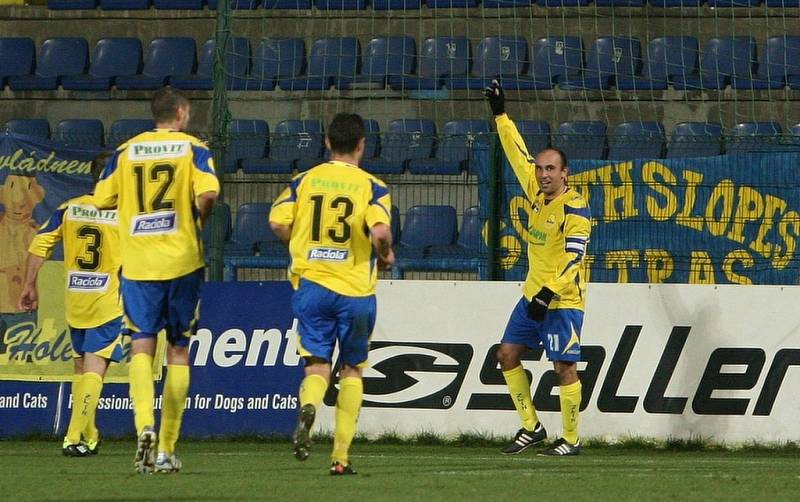 Druholigoví fotbalisté Zlína (ve žlutém) doma bez větších problémů porazili rivala HFK Olomouc 3:0.