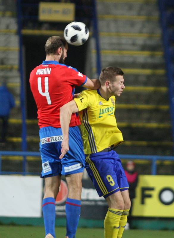 V pátečním duelu 18. kole FORTUNA:LIGY fotbalisté Fastavu Zlín (ve žlutém) hostili úřadujícího mistra Viktorii Plzeň. Na snímku zlínsský Pavel Vyhnal a plzeňský Roman Hubník.