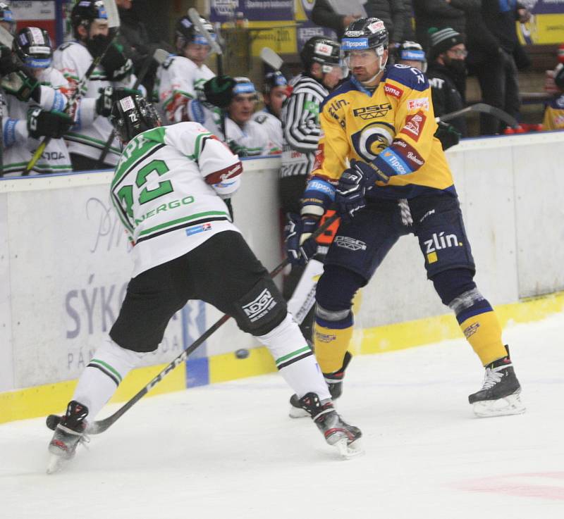Extraligoví hokejisté Zlína (ve žlutém) v pátečním duelu 19. kola extraligy podlehli Mladé Boleslavi.
