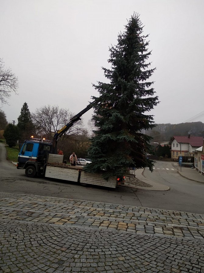 Instalace Vánočního stromu v obci Březnice.