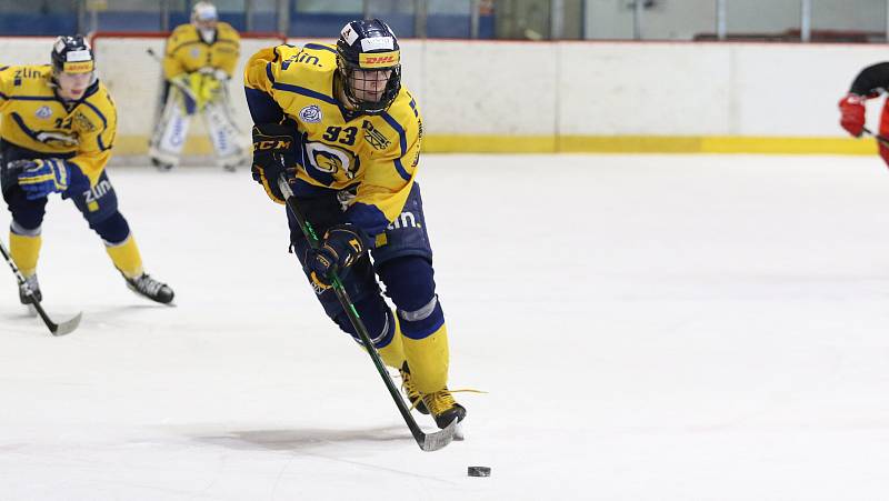 Junioři hokejových Beranů (žluté dresy) v 8. kole nadstavby prohráli s hradeckým Mountfieldem 3:5.