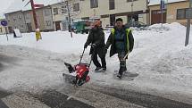 Po vydatném přívalu sněhu se ve středu 1. února pustily uklízecí čety do odklízení až čtyřiceticentimetrových nánosů po celém regionu.