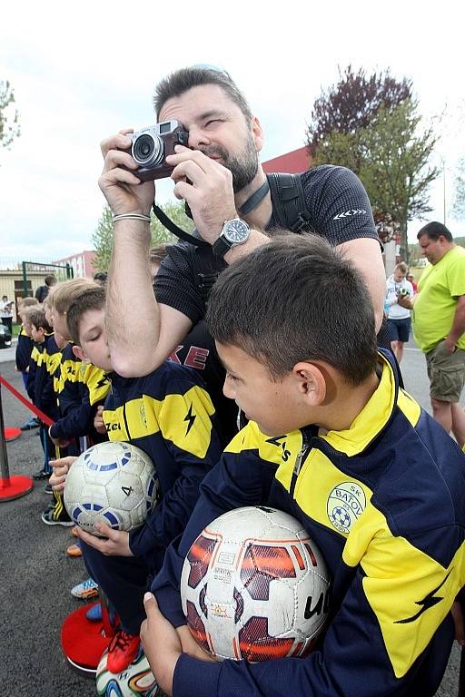 Pohár pro mistrovství Evropy do 21 let ve fotbale vystavený ve sportovním areálu na Baťově.