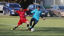 Fotbalisté Hvozdné (modré dresy) v přípravném zápase porazili Lužkovice.