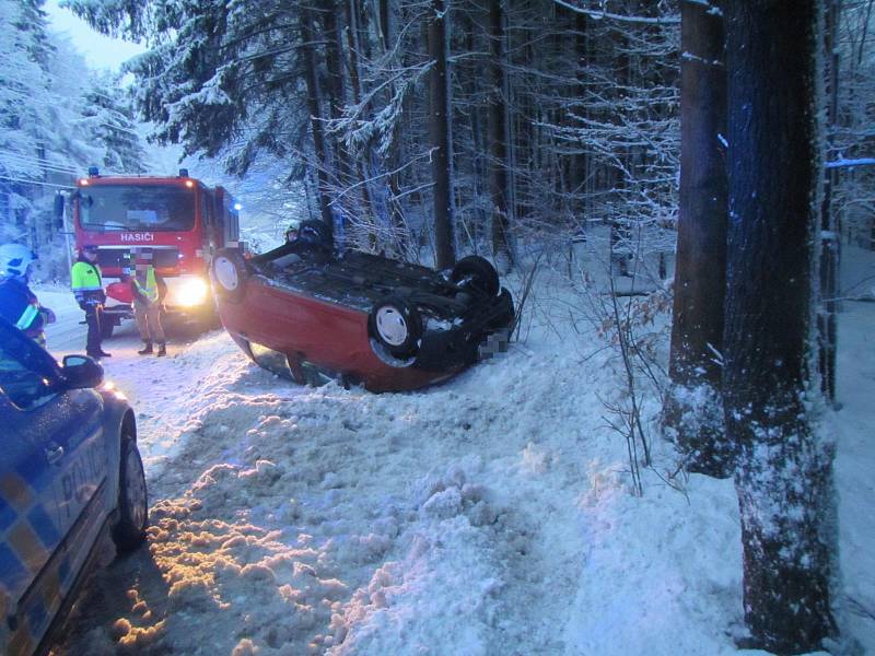 Těžký sníh v noci na pondělí 4. února lámal stromy a komplikoval dopravu. Nehoda v Kašavě.