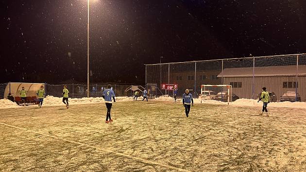 Ve Fryštáku pokračovala Zimní liga v malém fotbale. Foto je ze zápasu Benfika - Kocovina 5:4.