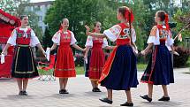 Dětský folklórní festival Májíček. XIII. ročník tradičního česko-slovenského festivalu dětských folklórních souborů před kostelem Panny Marie Pomocnice křesťanů na Jižních Svazích