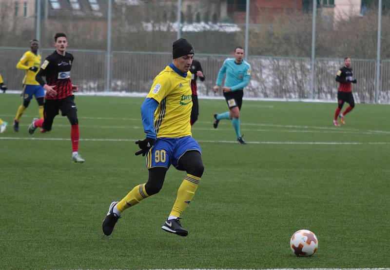 Fotbalisté Zlína (ve žlutých dresech) v dalším přípravném zápase zdolali druholigovou Opavu 2:0. Druhý sobotní duel Fastavu a Slezského FC skončil remízou 3:3.