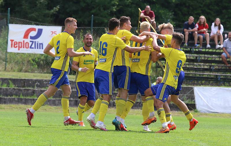 Fotbalisté Zlína B (žluté dresy) ve 2. kole MSFL otočili domácí duel s Uničovem, který porazili gólem Koviniće  2:1.