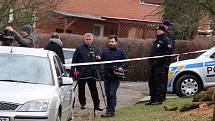 Ve Zlíně na Podhoří zasahovali kriminalisté. V jednom z domů v ulici A. Randýskové nalezli tři mrtvá lidská těla.