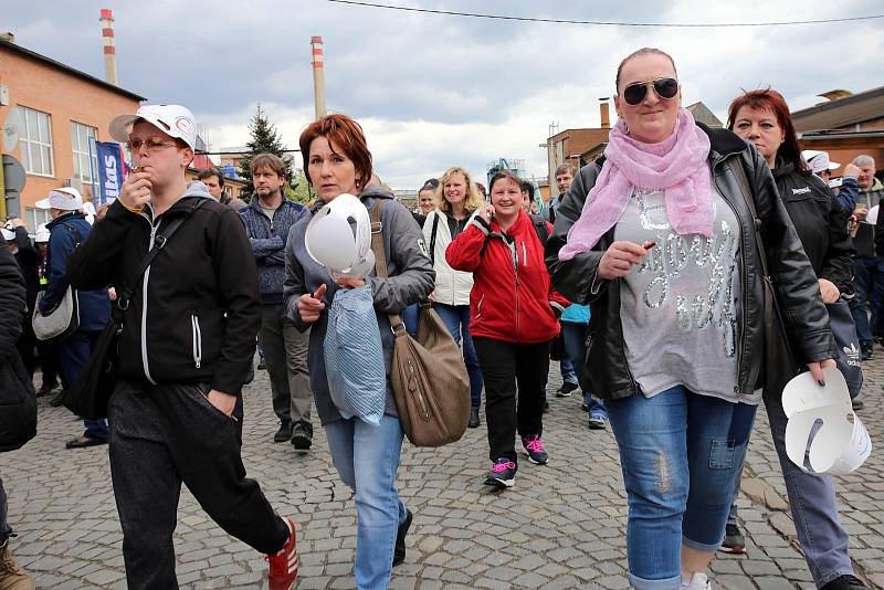 Výstražná stávka zaměstnanců před firmou Mitas ve Zlíně.