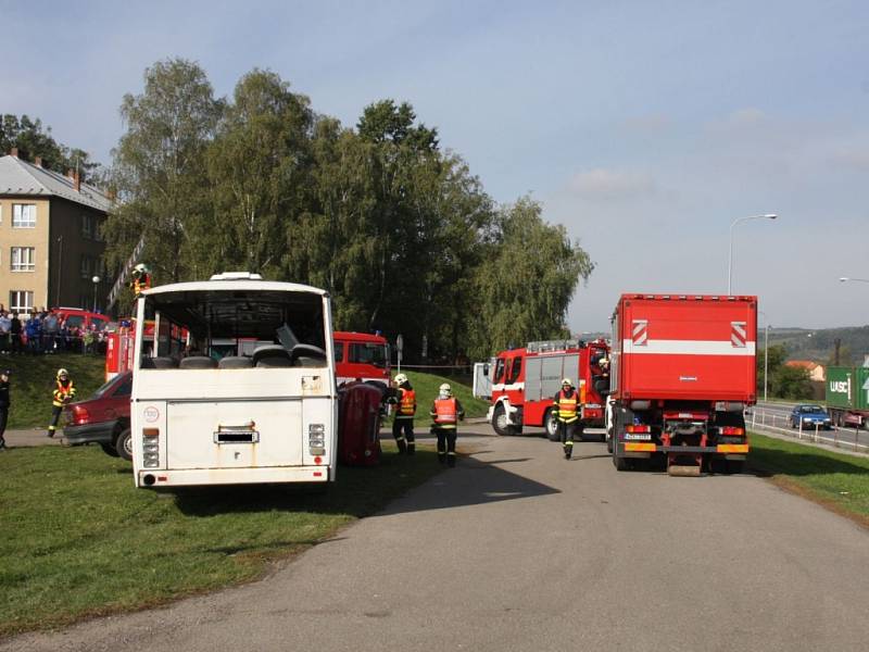 Hasiči cvičili zásah při nehodě autobusu a dvou automobilů