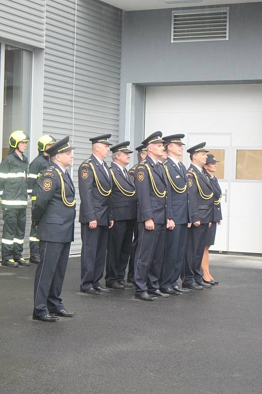 Pár minut po jedné hodině odpoledne se v úterý 16. června slavnostně otevřely garáže nové zlínské stanice profesionálních hasičů. Samotného přestřižení pásky se ujal generální ředitel HZS ČR Drahoslav Ryba a ředitel HZS Zlínského kraje, společně s hejtman