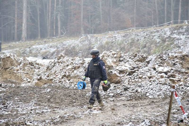 Mrazivé počasí prozatím práci v místě nekomplikuje. Spíše naopak, usnadňuje pohyb těžké techniky.