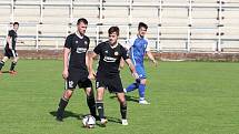 Fotbalisté Luhačovic (v černém) v rámci 23. kola krajského přebor nečekaně zvítězili ve Slušovicích 1:0.