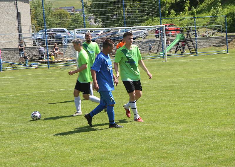 Fotbalisté Jasenné (modré dresy) smetli mužstvo Slopné 5:0.