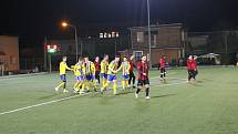 Fotbalisté Baťova (žluto-modré dresy) v přípravném zápase porazili Červený Kostelec 10:1.