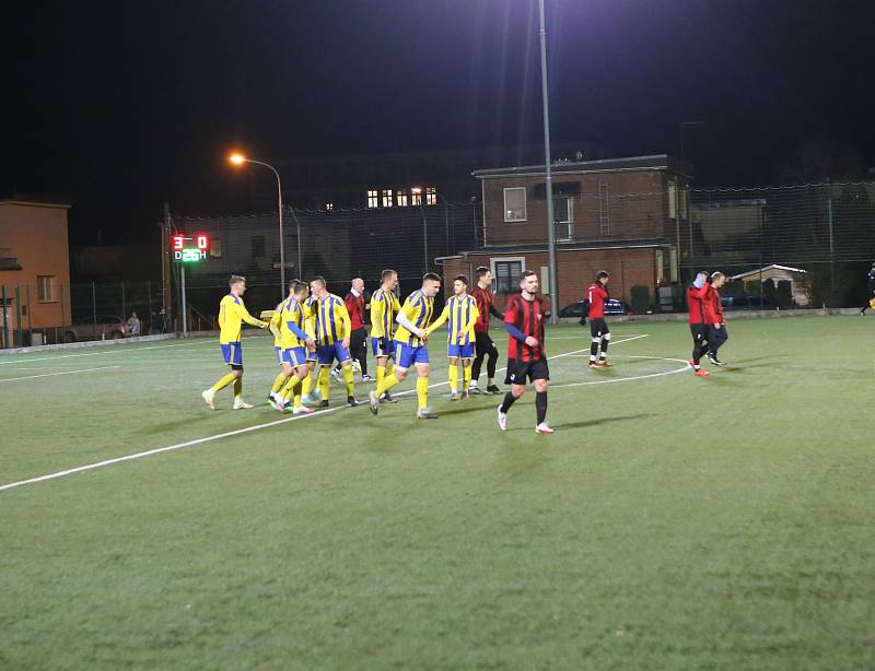 Fotbalisté Baťova (žluto-modré dresy) v přípravném zápase porazili Červený Kostelec 10:1.