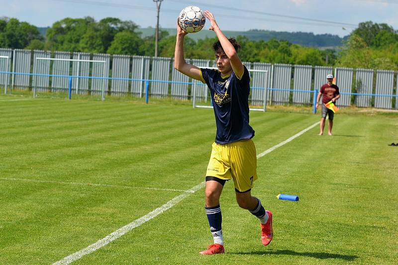 Dorostenci Tlumačova (bílé dresy) v 19. kole krajské soutěže skupiny B doma remizovali s Prakšicemi 3:3.