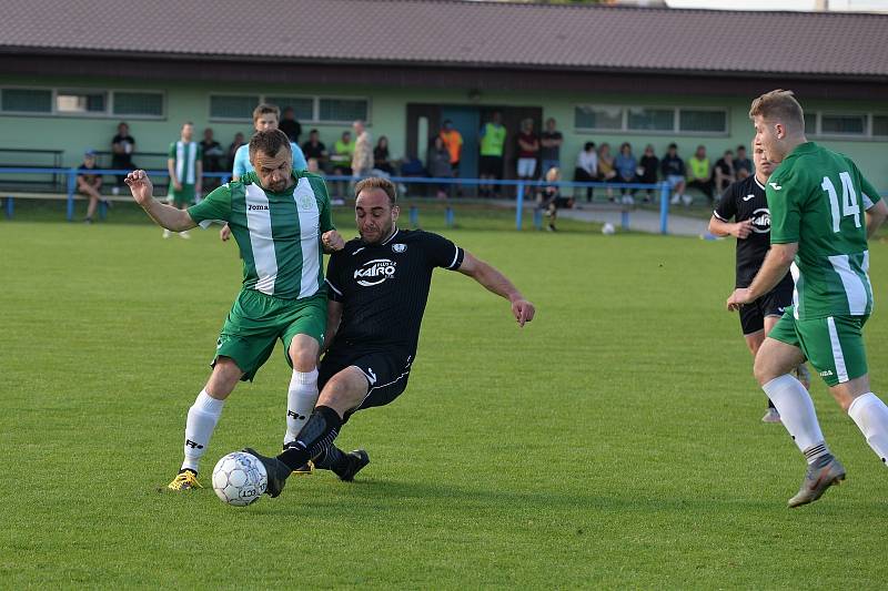 Fotbalisté Tlumačova (tmavé dresy) ve 23. kole I. B třídy skupiny doma přehráli Ostrožskou Novou Ves 4:0.