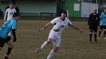 Fotbalisté Tlumačova (bílé dresy) v dohrávce 11. kola krajské I. B třídy skupiny C podlehli Polešovicím 0:2.