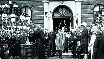 T. G. M. 24. 6. 1928. Během své cesty Moravou navštívil Vizovice prezident T. G. Masaryk s dcerou Alicí. Na Masarykově náměstí jej vítaly stovky lidí. Přítomni byli občané, městští radní, sokolové,učitelé s žáky. Ve městě se prezident zdržel krátce.