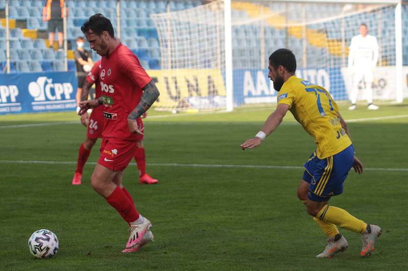 Fotbalisté Zlína (žluté dresy) přivítali doma na Letné brněnskou Zbrojovku