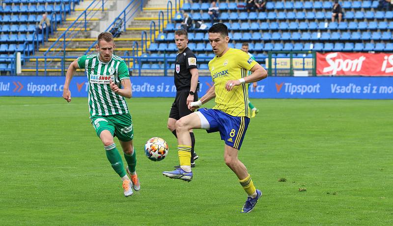 Fotbalisté Zlína (žluté dresy) ve 3. kola skupiny o záchranu podlehli pražským Bohemians 1905 1:4.