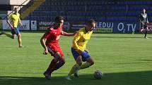 Fotbalisté Zlína B (žluté dresy) se v páteční předehrávce 11. kola MSFL utkali s rezervou Sigmy Olomouc.